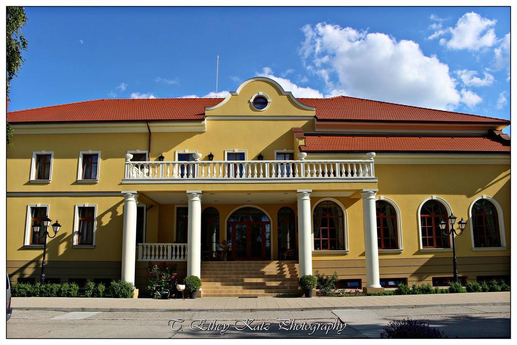 Hotel *** Plauter Kúria Veľký Meder Exterior foto